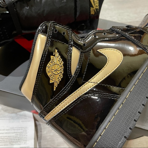 Air Jordan 1 Retro High OG Metallic Gold Black - Picture 8 of 9